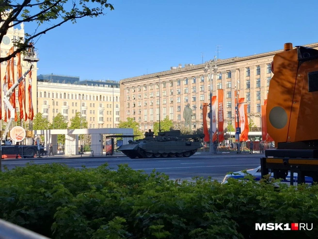 Колонна военной техники уже стартовала из Печатников | Источник: Серафима Путиева / MSK1.RU