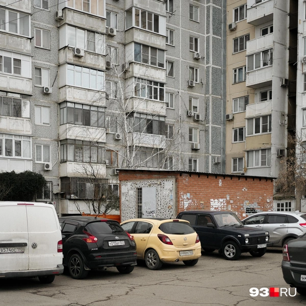 Во дворах многоэтажек плотная парковка | Источник: Дарья Паращенко / 93.RU