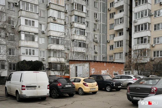 Дворы часто забиты машинами | Источник: Дарья Паращенко / 93.RU