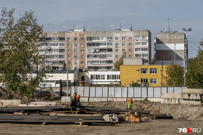 Жителям ближайших домов открывается вид на масштабную стройку нового моста | Источник: Александр Куренной / 76.RU