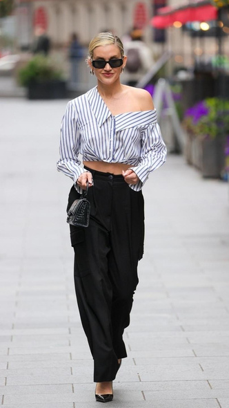 Эшли Робертс показала, как выглядеть стройно в широких брюках — запоминайте модное правило