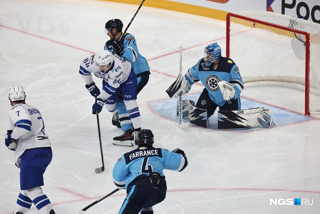 Игроков «Динамо» ни раз штрафовали во время матча | Источник: Александр Ощепков / NGS.RU