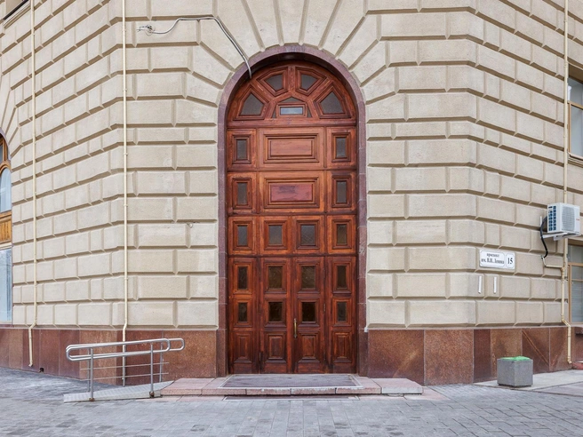 Главный вход здания выглядит непривычно без прежней вывески театра кукол. | Источник: Алексей Волхонский / V1.RU