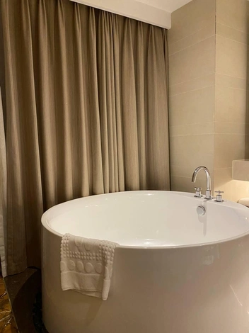 Ванная стояла посреди номера | Источник: Полина Теплова