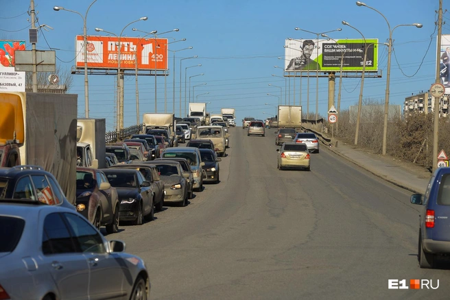 В 2010 году из-за плохого состояния моста по нему запретили движение большегрузов | Источник: Артем Устюжанин / E1.RU