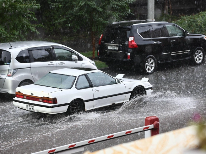Водителям приходится осторожно двигаться по затопленным проездам | Источник: Александр Ощепков / NGS.RU