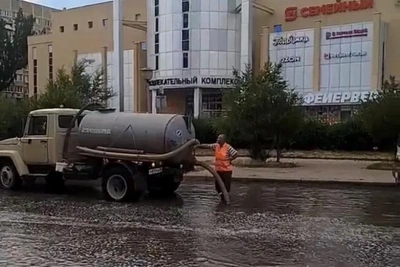 Коммунальщики откачивают дождевую воду с улиц города
