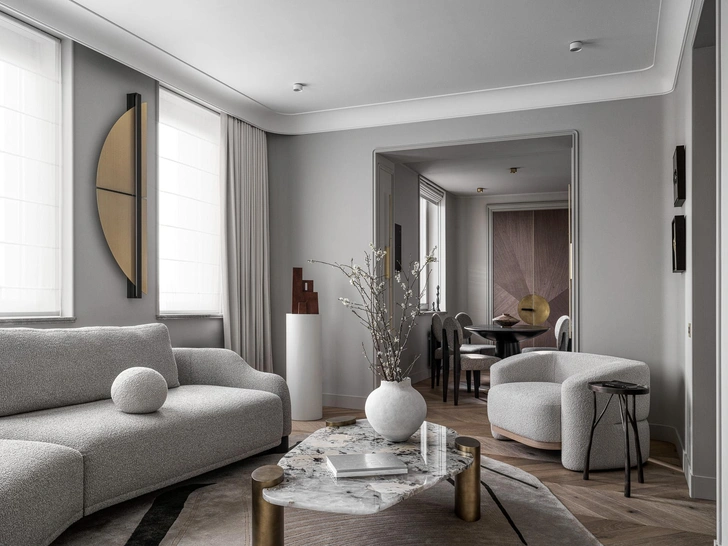 Диван, кресло и стулья, Modenature. Ковер, Dovlet house. Шторы, Dedar Milano. Искусство, Наталья Таранцова. | Источник: Сергей Красюк; стиль: Yes we may