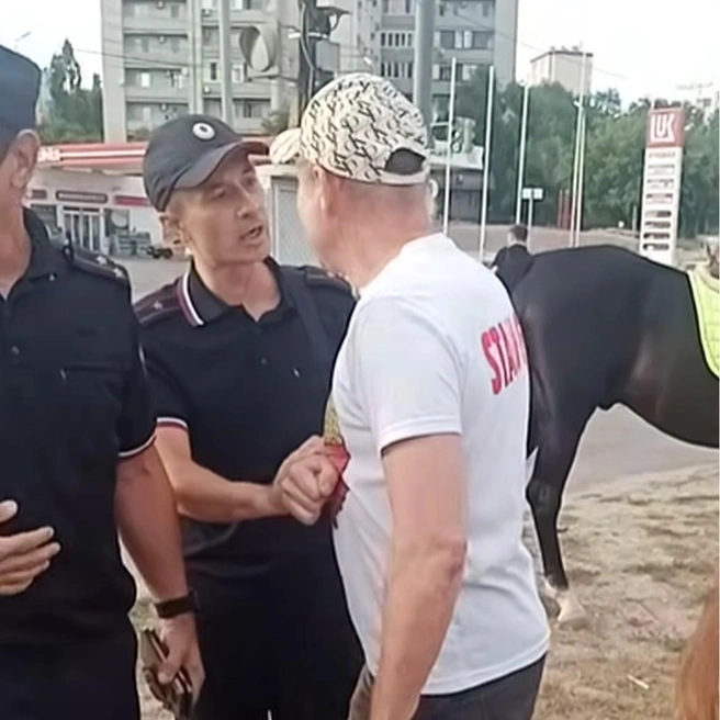 Видео с задержания обнародовал юрист Иван Иванов | Источник: @pravoSpravdoi / YouTube