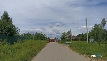 Вскоре дорогу с двух сторон перекрыли служебные машины