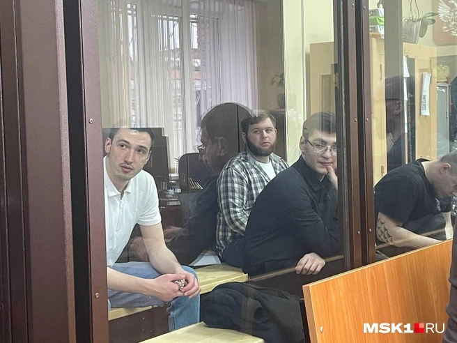 Дмитрий Моисеев — в черной рубашке и очках, Никита Золотарев — справа в клетчатой рубашке, Виталий Мельников — слева в белой футболке | Источник: Вера Борисова / MSK1.RU