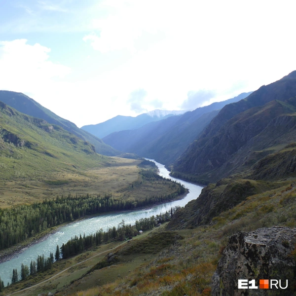 Тропа из Инегеня в Тюнгур ведет по берегу Катуни | Источник: Дарья Черткова