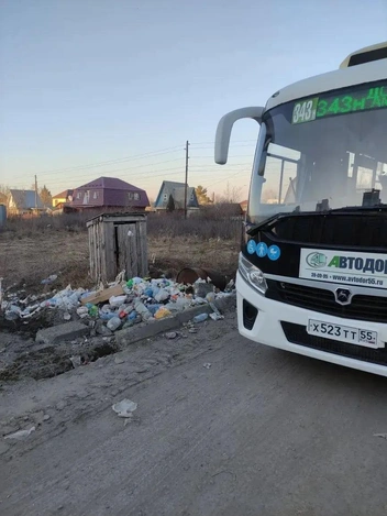 Водители автобусов останавливаются в неприспособленном месте | Источник: Екатерина Баталова / VK.com