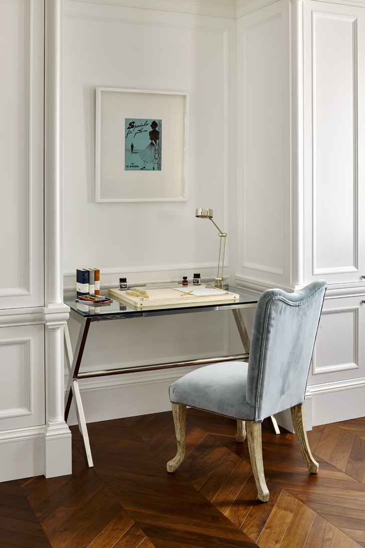 Фрагмент спальни. Рабочий стол, Eichholtz. Стул, Julian Chichester. На стене — антикварная гравюра из серии «Парижская мода».