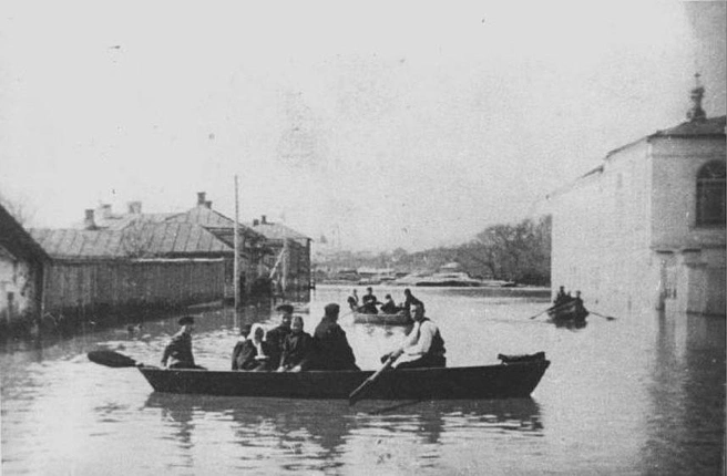 Так выглядел весенний разлив 1908 года на проезде Речников | Источник: pastvu.com