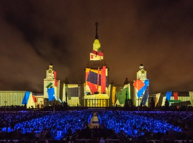 Уникальное световое шоу вновь на улицах Москвы