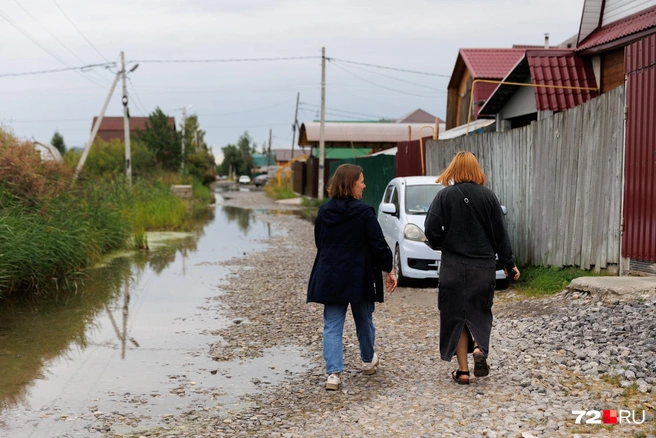 Эту улицу отсыпали щебнем, но рядом находится пожарный водоем. Он давно вышел из своих берегов и подтапливает дорогу | Источник: Ирина Шарова / 72.RU