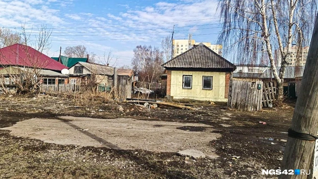 Жители пытаются латать уходящие под землю жилища | Источник: Елена Гуськова / NGS42.RU