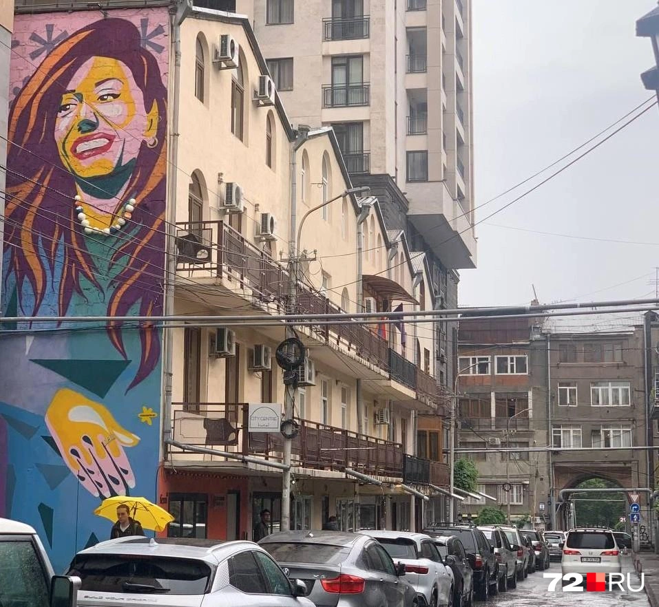 На улицах города много муралов, самых разных | Источник: Полина Перепелица / 72.RU
