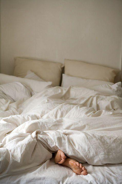 Спорт, кофе, душ: 4 ошибки, которые мешают уснуть в жару