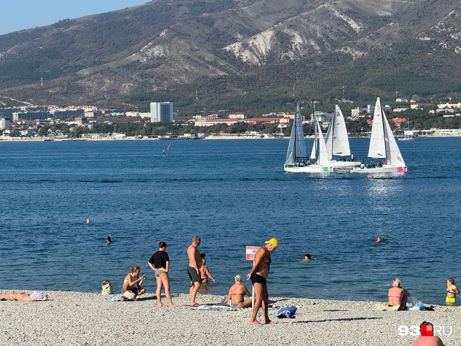 Есть те, кто еще купается | Источник: Дарья Паращенко / 93.RU