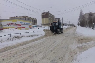 Дорожники Костромы раздвигают снежные валы для проезда транспорта