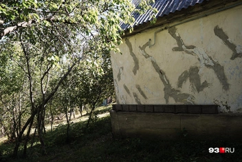 Местные постоянно замазывают трещины | Источник: Дарья Паращенко / 93.RU