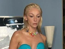 Лолита показала ягодицы, Инстасамка спела вживую, а Ивлеева нарядилась для Элджея: Vk fest в Петербурге