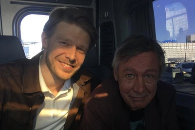 «Приятно видеть после тех событий»: Никита Ефремов — о возвращении отца на сцену