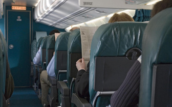 «Предложила сесть посередине»: пассажирка пожаловалась на наглость, с которой столкнулась в самолете