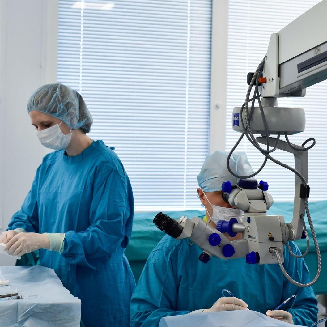 Потеряла один глаз и борется за второй: девушка лишилась зрения после ночных контактных линз