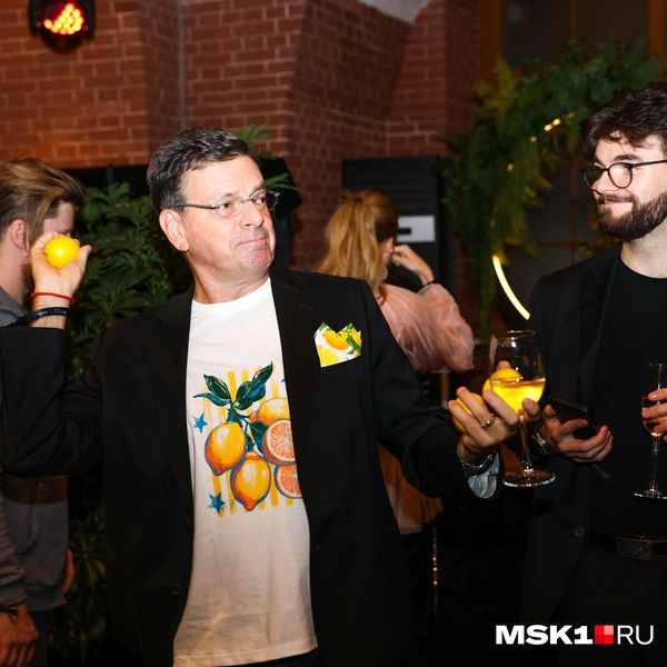 Константин Андрикопулос с лимонами | Источник: Артем Устюжанин / MSK1.RU