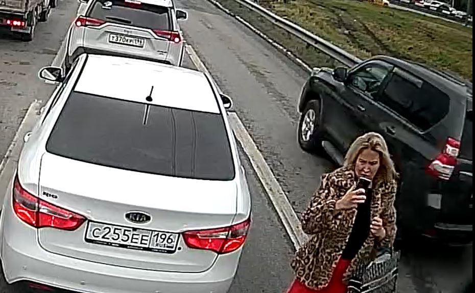 «Я — белая русская женщина». Дама в леопарде объяснила, почему сбежала в форточку из автобуса в Ека…