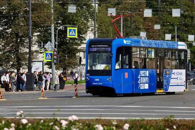 В Петербурге на линию вышел брендированный трамвай в честь 140-летия ПАО «Россети Ленэнерго» | Источник: Россети Ленэнерго
