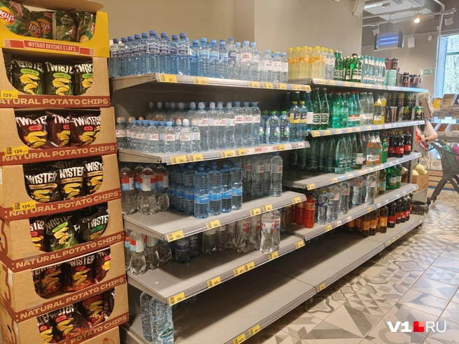 Вода в средних и маленьких бутылках еще есть | Источник: Мария Умнова / V1.RU