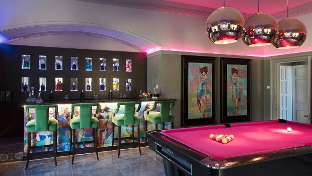 Старинный особняк с интерьерами в стиле поп-арт