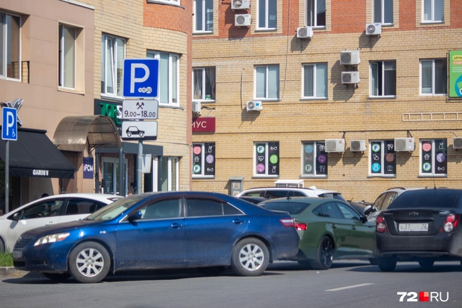 До «Магеллана» на Осипенко вот такая ситуация. Платные парковки должны решить проблему? | Источник: Павел Красоткин / 72.RU 
