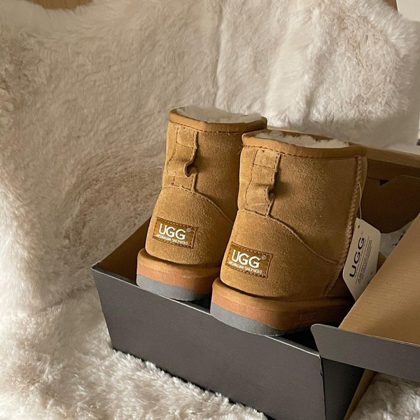 Фото №1 - Самая теплая зимняя обувь — угги, которые вновь вернулись в моду. И вот 10 лучших моделей 😍