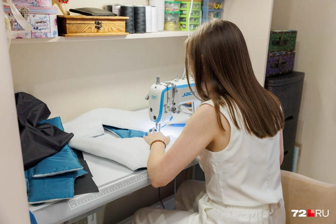 Ткани Елена выбирает очень тщательно. Чаще берет те, которые используются обычно для пошива детской одежды  | Источник: Ирина Шарова / 72.RU