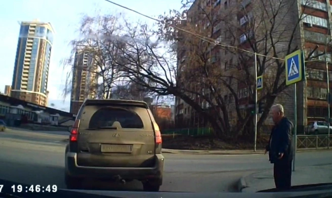 Изначально, по словам водителя Toyota Land Cruiser Prado, у пешехода случилась перепалка с водителем Lexus | Источник: читатель НГС