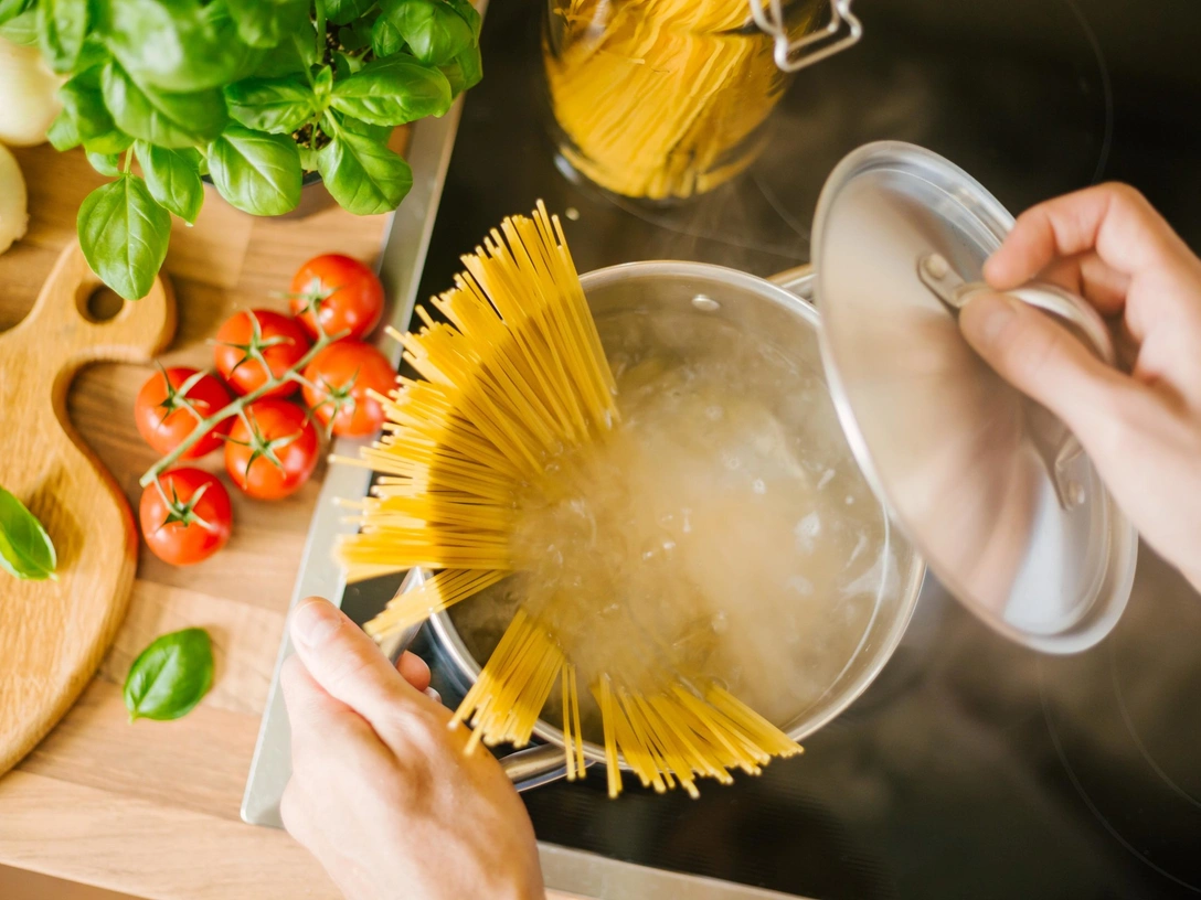 Как на самом деле варить спагетти — вы точно делали это неправильно | marieclaire.ru