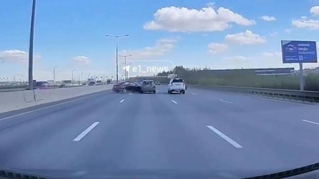 Момент, когда неуправляемый Hyundai сносит попутную Toyota | Источник: читатель E1.RU