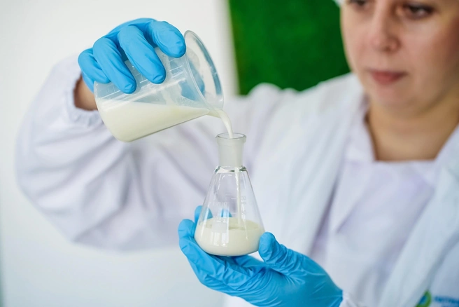 Ольга не только контролирует качество мороженого, но и проводит экскурсии по фабрике  | Источник: «Купинское мороженое»