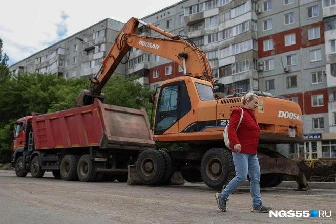 Жители Левобережья свыклись с таким соседством | Источник: Евгений Софийчук / NGS55.RU