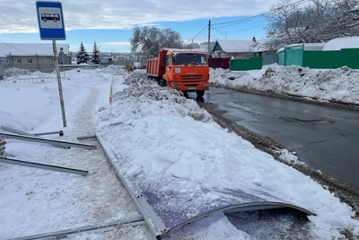 Остановочный павильон упал на пенсионерку в Саратове