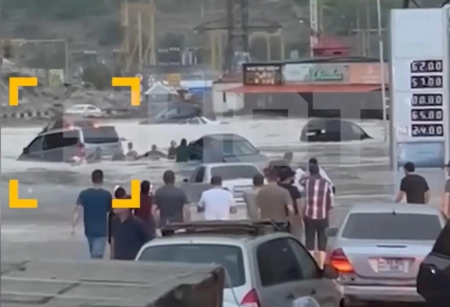Парень и его дядя помогли и людям в других авто | Источник: Shot / t.me