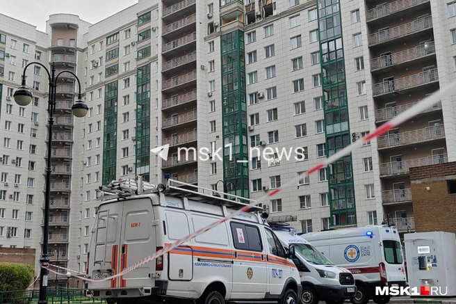 У ЖК продолжают дежурить сотрудники оперативных служб | Источник: Михаил Мечев / MSK1.RU