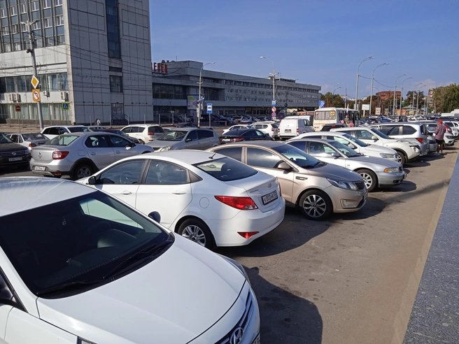 В центре Ульяновска откроют бесплатную парковку | Источник: Дмитрий Сильнов / 173. RU