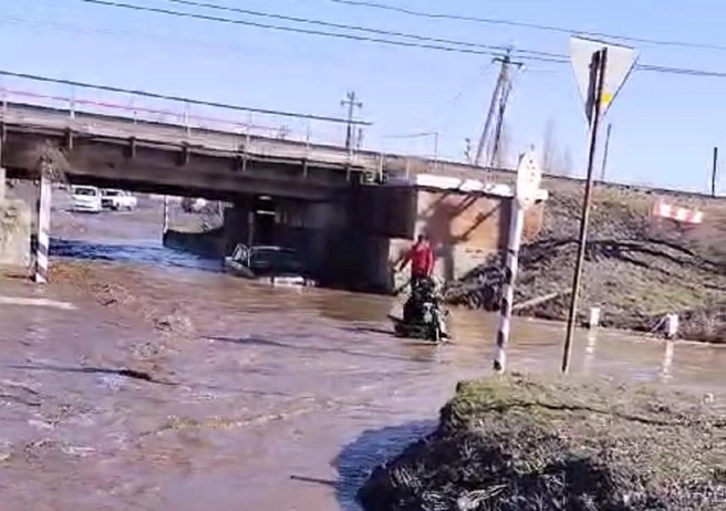 Фролово утонул в пришедших с полей талых водах | Источник: Алексей Ульянов / V1.RU