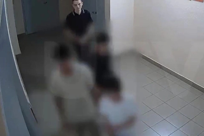 Организаторов задержали в подъезде жилого дома | Источник: UTV / Telegram